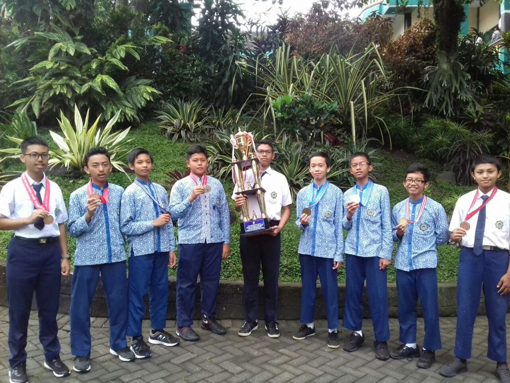 SMP Ar Rohmah Juara Umum Matematika Tingkat Jatim - Jateng 5 olimpiade Aritmatika dan olimpiade Matematika tingkat Jawa Timur dan Jawa Tengah
