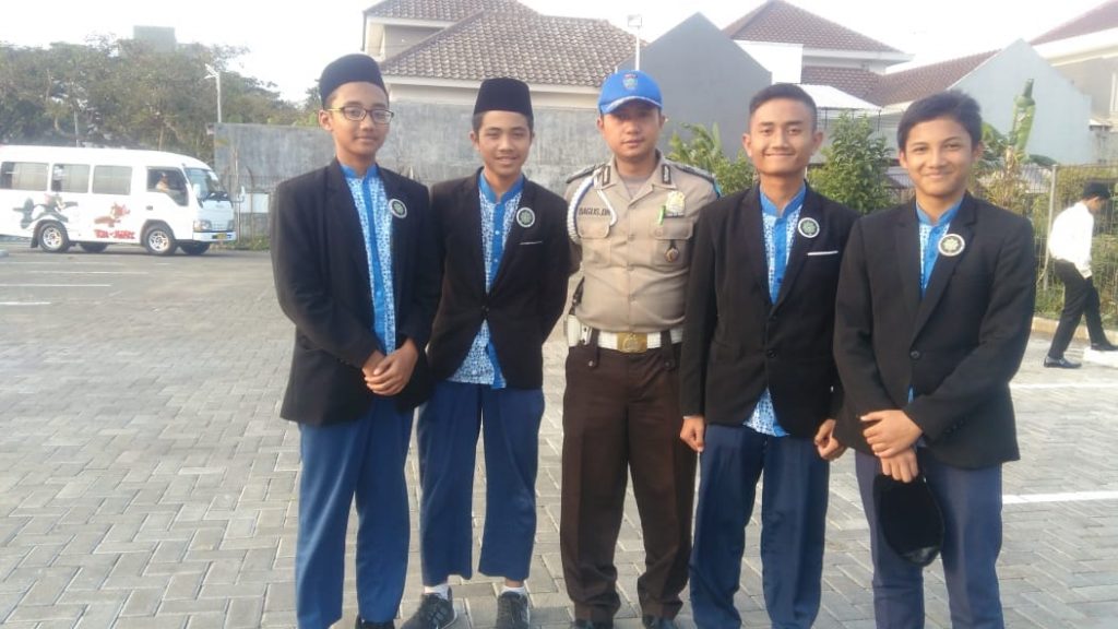 Siswa SMP Ar Rohmah Nobar 22 Menit Dengan Kepolisian