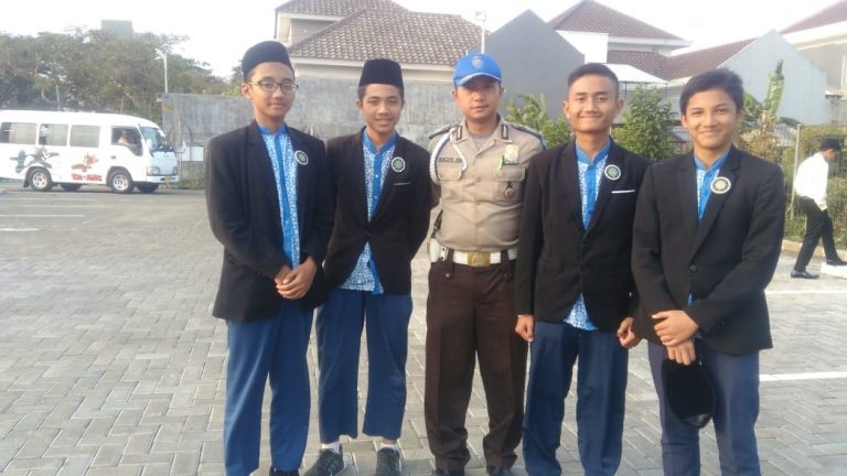Siswa SMP Ar Rohmah Nobar “22 Menit” Dengan Kepolisian