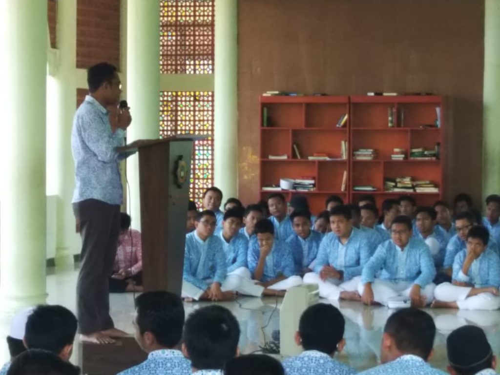 Launching Program Bahasa SMA Ar Rohmah 5