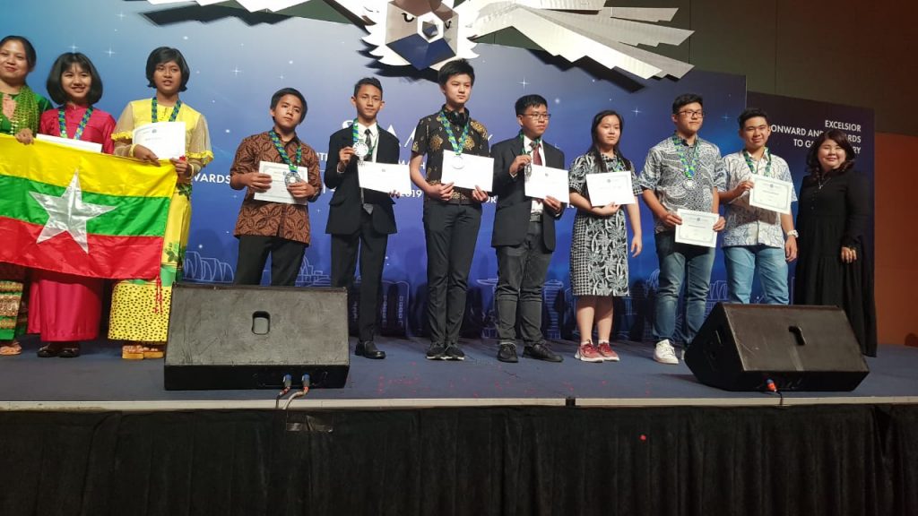 Delegasi SMP Ar Rohmah Meraih Dua Medali Olimpiade Matematika Di Singapura1