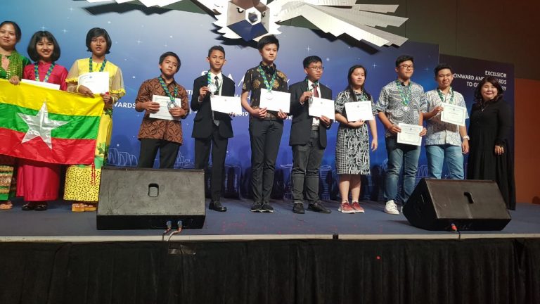 Delegasi SMP Ar Rohmah Meraih Dua Medali Olimpiade Matematika Di Singapura