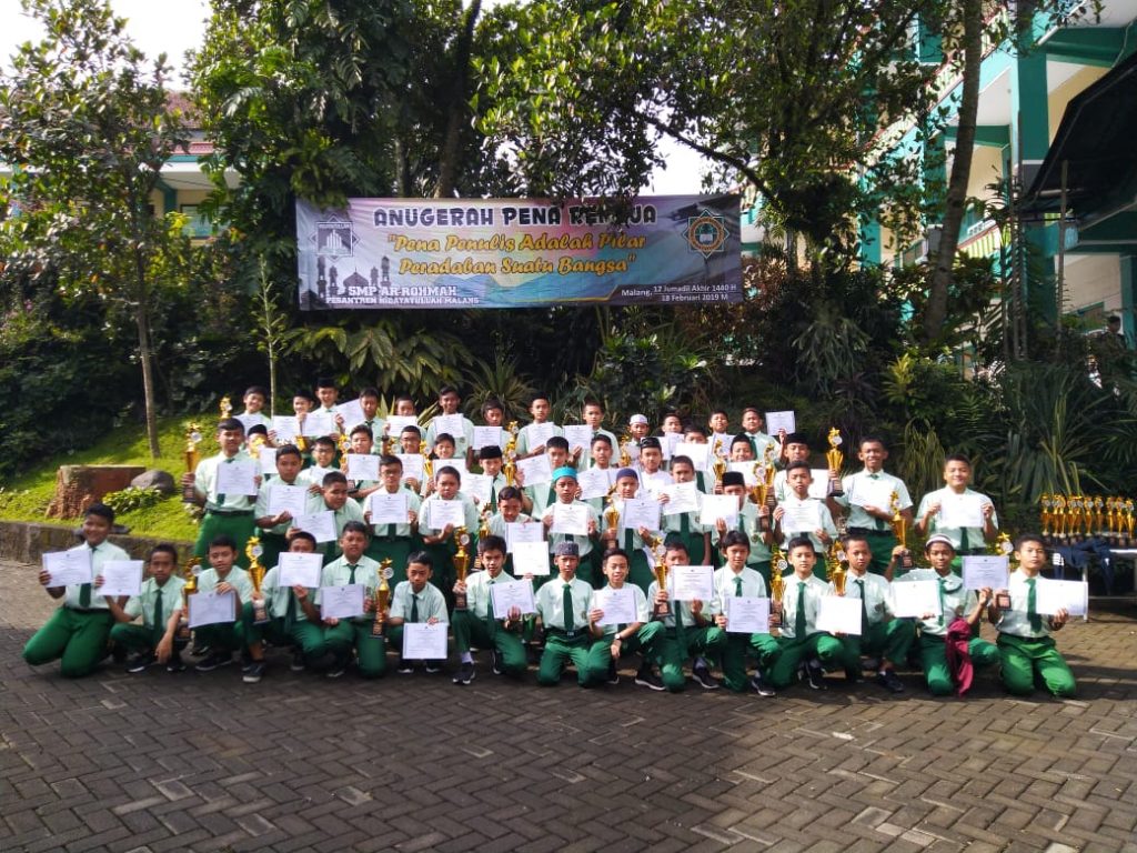 Anugerah Pena Remaja: Upaya Membangun Budaya Literasi Di SMP Ar Rohmah 1 Anugerah Pena Remaja