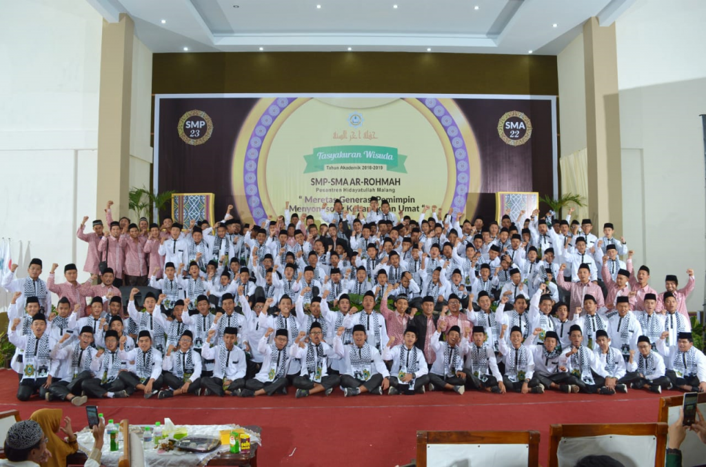 wisuda smp sma arrohmah putra 2019 22
