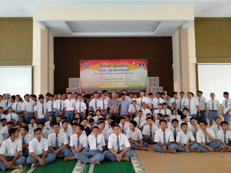 Siswa Sma Ar Rohmah, mengikuti pembelajaran  bersama guru tamu dari Malaysia