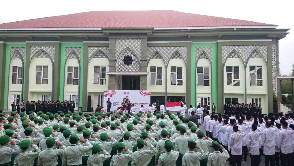 Gelar Upacara HUT RI Ke-79, Ar-Rohmah Putra Tanamkan Jiwa Patriotisme pada Santri