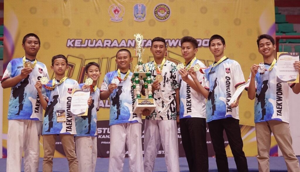SMP Ar-Rohmah Putra Rebut 8 Medali Kejuaraan Taekwondo Jatim Open Piala Koni Pusat 2024