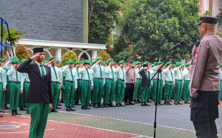 Sinergi Pesantren dan Kepolisian: SMP Ar-Rohmah Putra Gelar Apel Kebangsaan