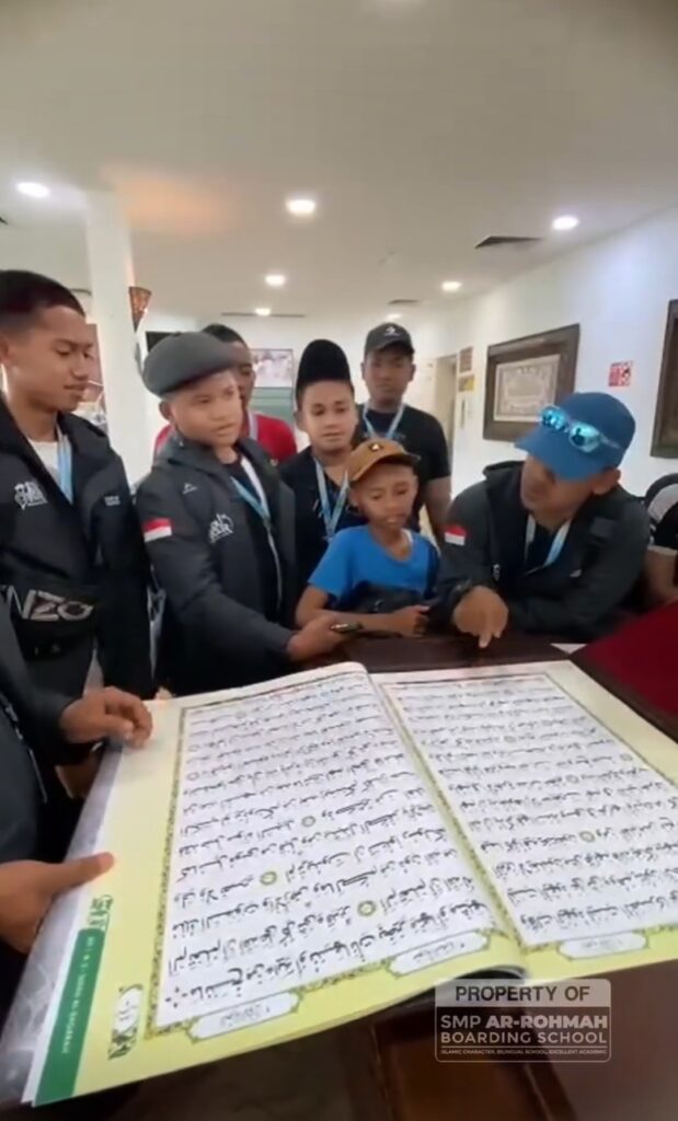 Menilik Nasyrul Qur'an Malaysia, Pusat Percetakan Al Qur'an Terbesar Kedua di Dunia 1 Santri SMP Ar-Rohmah Putra Kunjungi Pusat Percetakan Al-Qur’an Terbesar Kedua di Dunia: Nasyrul Qur’an, Malaysia