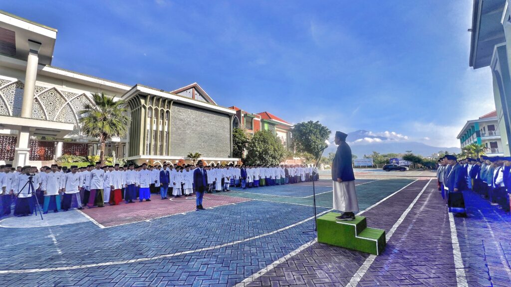 Ribuan Santri Ar-Rohmah Putra Ikuti Apel Akbar Peringatan Hari Santri Nasional 2024