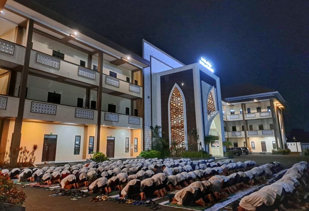 Perkuat Spiritualitas Santri, Ar-Rohmah Putra Teguhkan Tradisi Shalat Tahajud Berjamaah Setiap Hari 19 Perkuat Spiritualitas Santri, Ar-Rohmah Putra Teguhkan Tradisi Shalat Tahajud Berjamaah Setiap Hari
