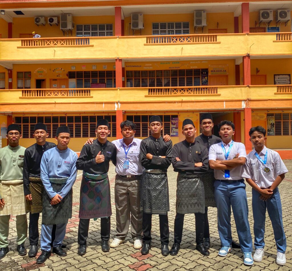 Jalin Persahabatan Antar Bangsa, Santri SMA Ar-Rohmah Putra Kunjungi SMK Terengganu Malaysia 14 Jalin Persahabatan Antar Bangsa, Santri SMA Ar Rohmah Kunjungi SMK Terengganu Malaysia