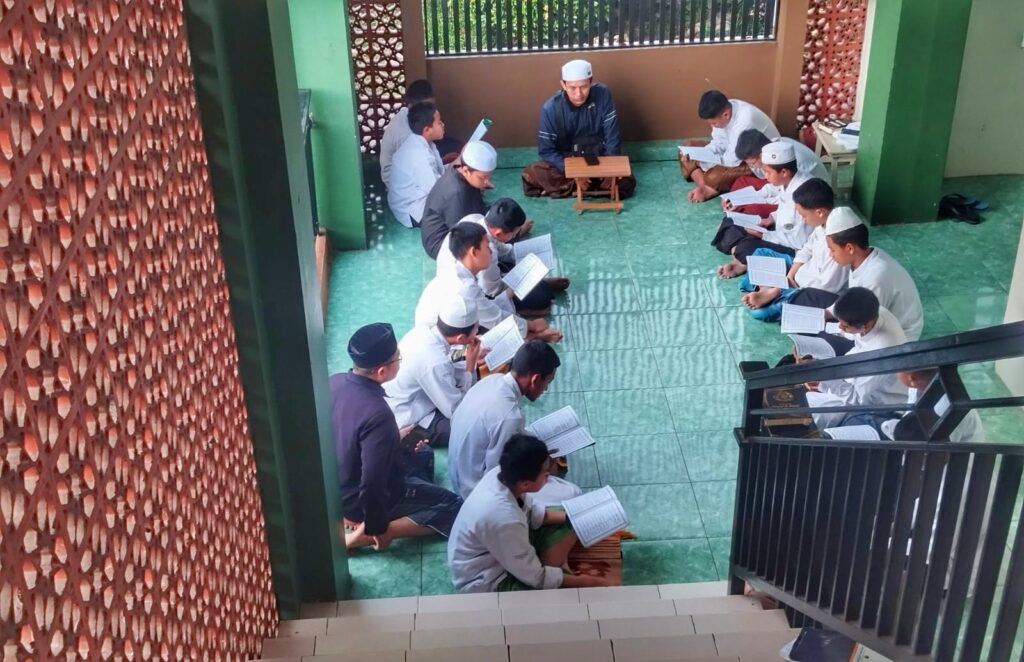 Tingkatkan Kualitas Bacaan Al-Qur'an Santri, Kepesantrenan Ar-Rohmah Putra Terapkan Metode UMMI 1 Tingkatkan Kualitas Bacaan Al-Qur'an Santri, Kepesantrenan Ar-Rohmah Putra Terapkan Metode UMMI