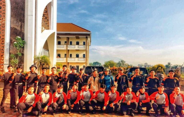 Tadabbur Alam, Santri SMA Ar-Rohmah Putra Taklukkan Puncak Gunung Butak