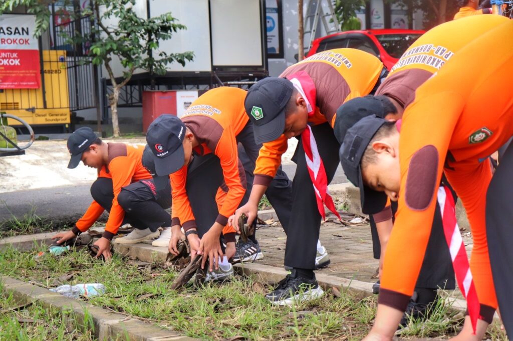 Peduli Terhadap Lingkungan, Santri SMP Ar-Rohmah Putra Bersihkan Sampah di Dadaprejo Kota Batu
