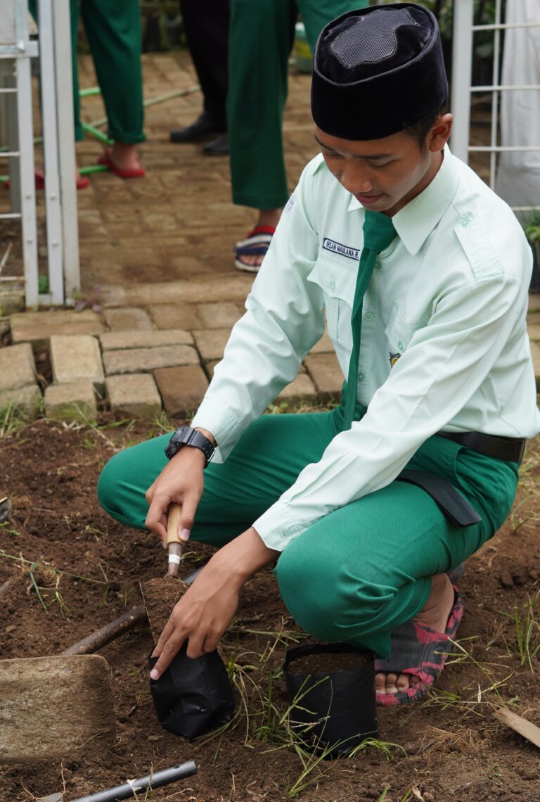 Belajar Ilmu Pengetahuan Alam, SMP Ar-Rohmah Putra Ajari Santri Praktik Berkebun