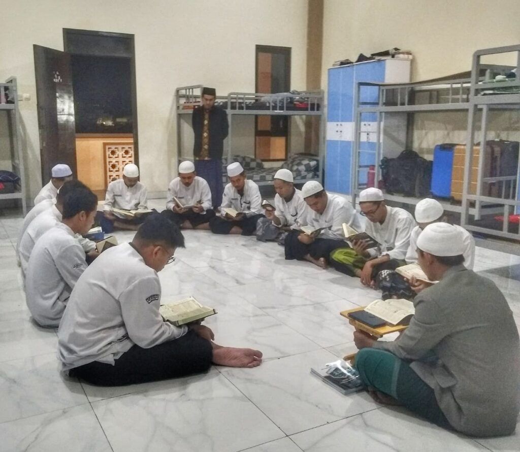 Kepesantrenan SMA Ar-Rohmah Putra Gelar Supervisi Pembelajaran Al-Qur'an 3 Kepesantrenan SMA Ar-Rohmah Putra Gelar Supervisi Pembelajaran Al-Qur'an