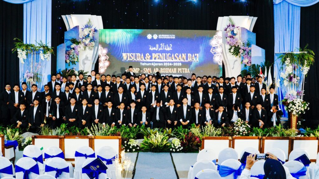 5 Fakta Menarik Seputar Wisuda SMP-SMA Ar-Rohmah Putra 2025, Apa Saja? 7 5 Fakta Menarik Seputar Wisuda SMP-SMA Ar-Rohmah Putra 2025, Apa Saja?