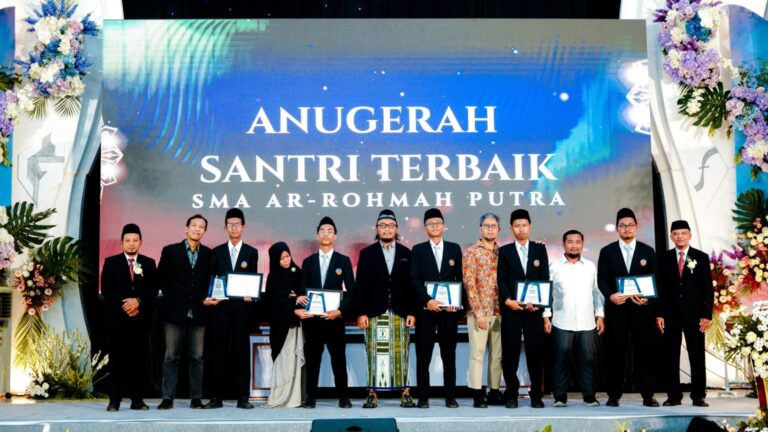 321 Wisudawan SMP-SMA Ar-Rohmah Putra Bertabur Prestasi