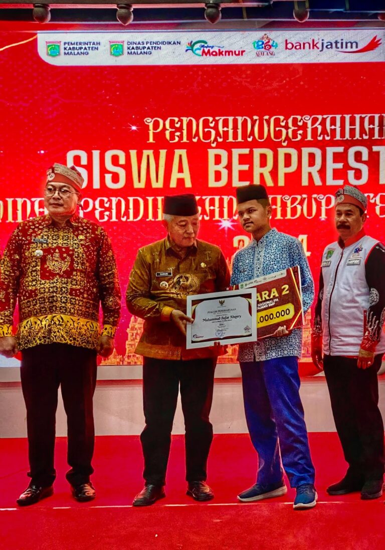 Wisudawan Ar-Rohmah Putra Ini Buktikan, Santri Juga Bisa Juara OSN