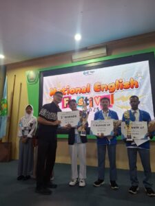 Aqlil Jadid (baju batik biru) saat Menerima Penghargaan